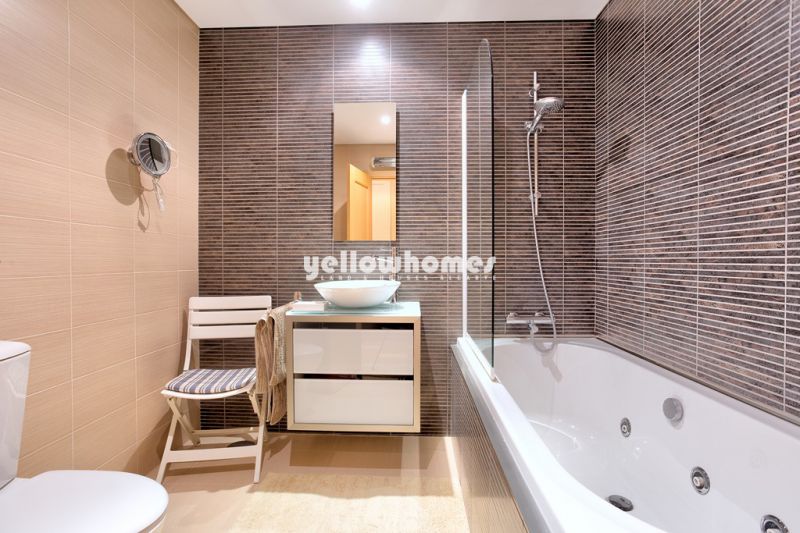 Rare opportunity: Modern 2 bedroom apartment at the Marina of Vilamoura